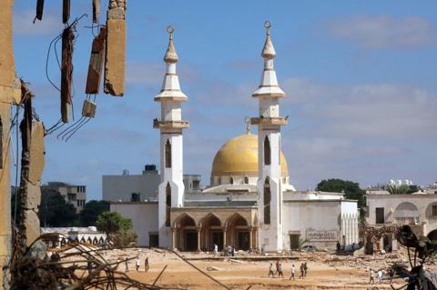 مسجد يقف وسط المباني المتضررة من سيول الاعصار في ليبيا