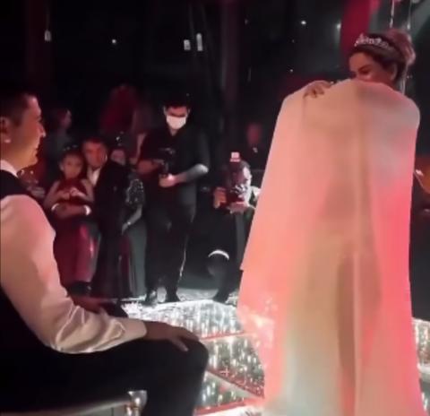 عريس مصري يستغني عن البدلة الرسمية في حفل زفافه