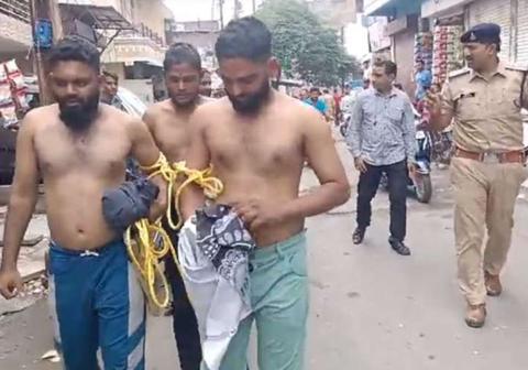 إذلال 8 شبان مسلمين في الهند على يد الشرطة