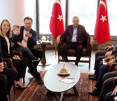 إيلون ماسك يلتقي أردوغان حاملاً طفله X .. سأله