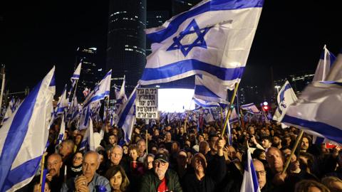 انضم عشرات الآلاف من الإسرائيليين إلى المظاهرات الحاشدة