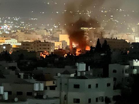 اشتعال النار في أحد المنازل بمخيم جنين جراء استهدافه من جيش الاحتلال