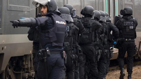 الشرطة الإسبانية اعتقلت 3 من لاعبي ريال مدريد متورطين في مقاطع جنسية مع قاصر 