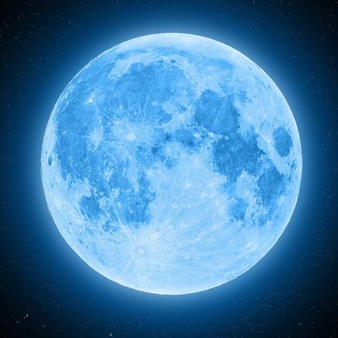 القمر الأزرق العملاق.. الأرض على موعد مع ظاهرة