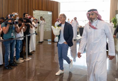استقبال روبرتو مانشيني لدى وصوله الرياض