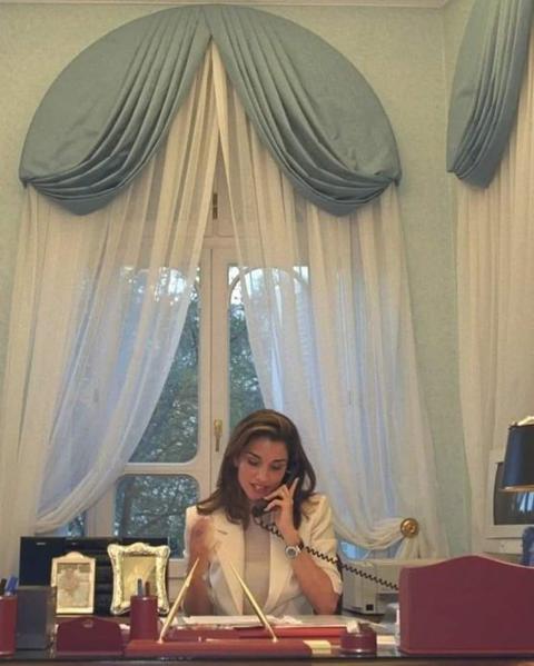 الملكة رانيا في مكتبها الخاص.. هكذا تقضي يومها