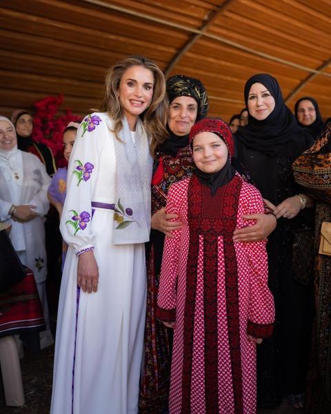 الملكة رانيا و الطفلة الأردنية بارعة الجمال إلى جانبها