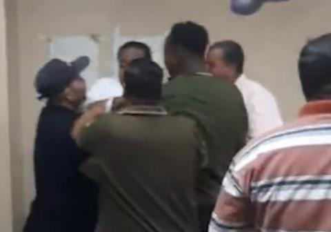 فيديو لبرلماني مصري يعتدي على أطباء وممرضي