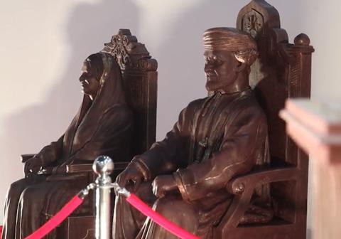 تمثالا السلطان هيثم وزوجته من الشوكولاتة يبهران