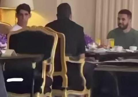 رئيس الهلال مع ياسين بونو داخل مطعم.. فما الذي