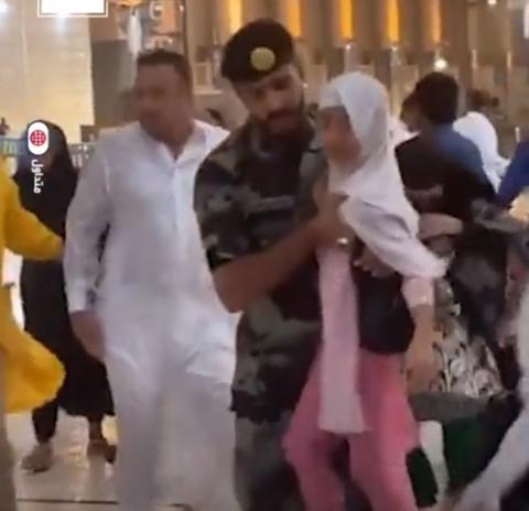 “فيديو رجل أمن الحرم والطفلة” أثناء عواصف مكة