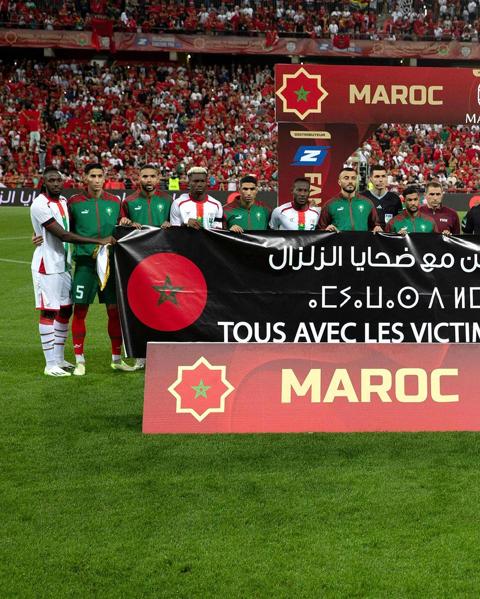 رفع المنتخب المغربي ومنتخب بوركينا فاسو لافتة ضخمة تضامنا مع ضحايا الزلزال