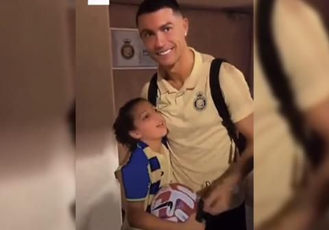 رونالدو يحتضن طفلة كفيفة من فلسطين ويهديها كرة هاتريك