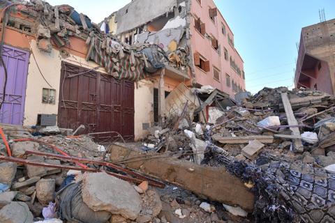 مواطن مغربي متضرر من الزلزال يحرج مراسلة