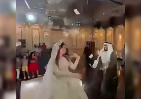 سعودي يرمي الأموال على عروسه المصرية والمعازيم