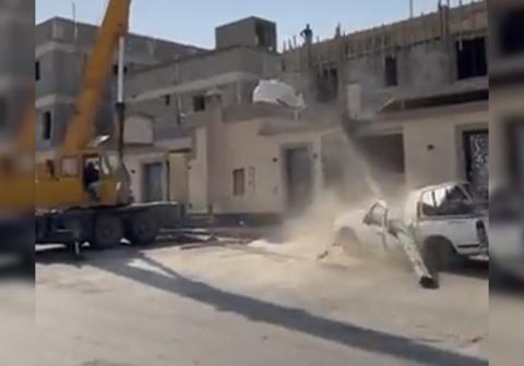 فيديو صادم لسيارة سعودية قُسِمت نصفين في غضون