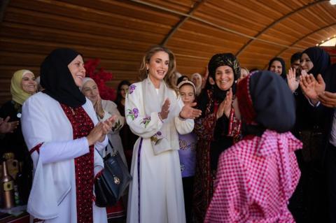طفلة أردنية فاتنة تظهر رفقة الملكة