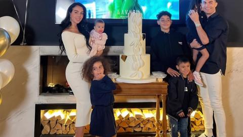 كريستيانو رونالدو وجورجينا لديهما طفلان إضافة إلى 3 أبناء لرونالدو قبلها