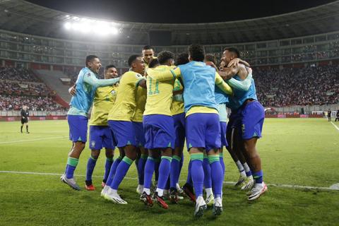منتخب البرازيل يفوز على بيرو في تصفيات كأس