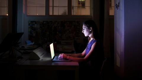 دراسة: العمل في الليل يمكن أن يضر بصحة الدماغ